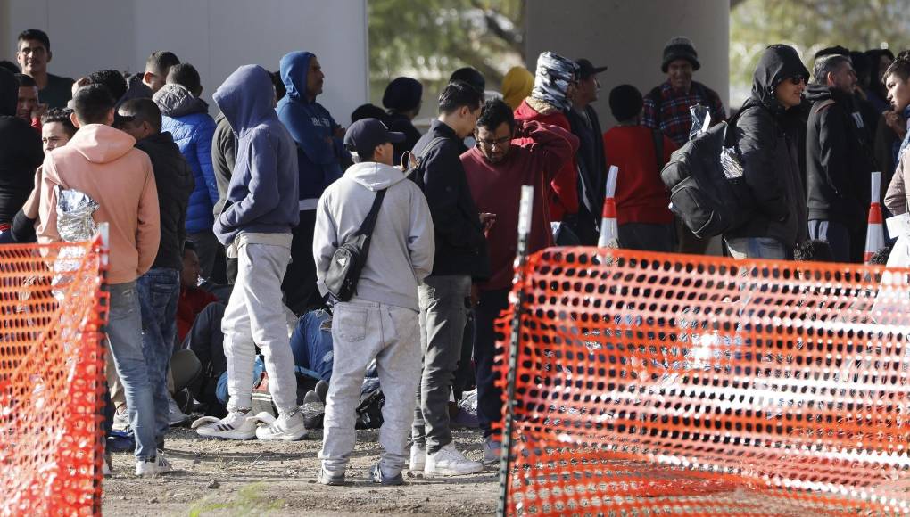“Es la misma policía que nos entrega a los cárteles, es la misma (gente del Instituto Nacional de) Migración que nos entrega y sufrimos”, agregó mientras caminaba a un lado del río Bravo. EFE 