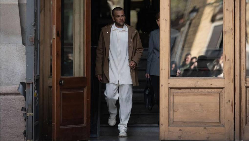 Tras reunir un millón de euros de fianza, el ex del Barcelona salió de la cárcel de forma provisional a la espera de una sentencia en firme que diga si tiene que volver para cumplir la condena de cuatro años y medio por agresión sexual a una joven en la discoteca Sutton de Barcelona.