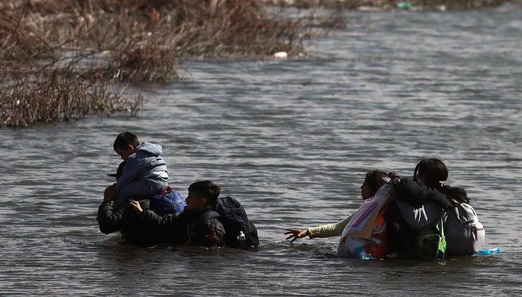 Esta especie de duelo en <b>Texas</b> se produce cuando un número récord de cruces de migrantes por pasos no autorizados hacia Estados Unidos crea una gran amenaza para las posibilidades de Biden de impedir el regreso de Trump al poder. 