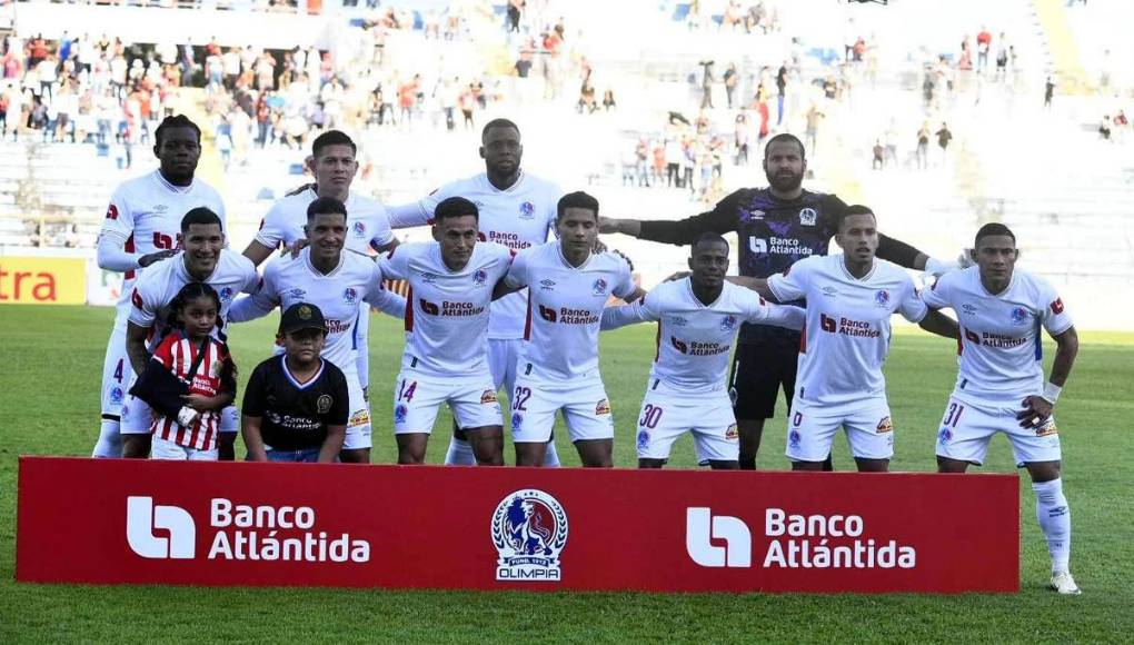 El 11 titular del Olimpia, con Andy Nájar, posando antes del inicio del partido contra la Real Sociedad.