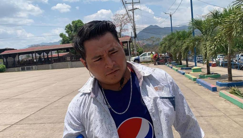 Un aficionado del Motagua llegó con la camisa del Ciclón Azul a alentar a los Potros del Olancho. “Olimpia es el equipo que no queremos”, dijo.