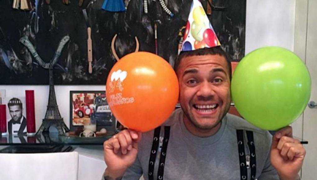 Dani Alves, además de consignar la fianza de un millón de euros, ha entregado sus dos pasaportes, el brasileño y el español a través de su defensa, liderada por la abogada Inés Guardiola. 