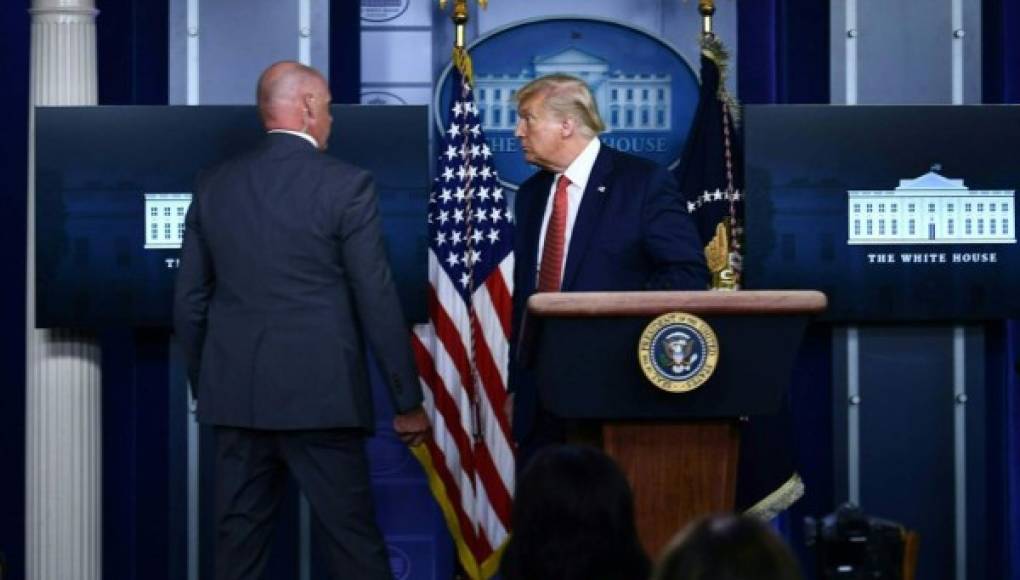 Servicio Secreto saca a Trump de conferencia por amenaza en la Casa Blanca