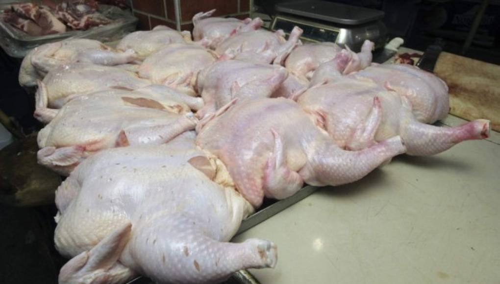 Bloqueo comercial evita venta de más de L50 millones de pollo a Guatemala