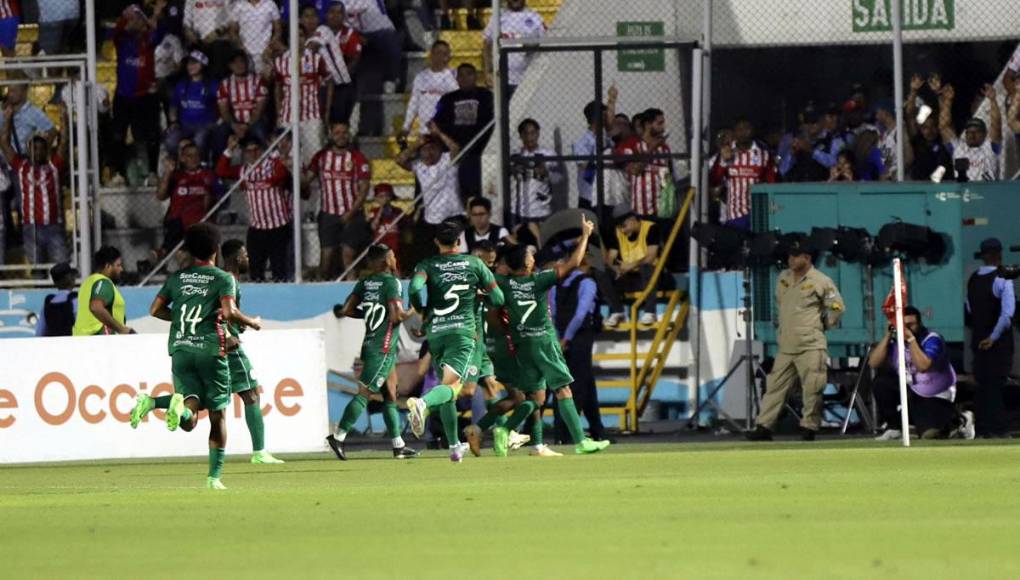 Los jugadores del Marathón festejando el gol de Alexy Vega para el empate 1-1 ante Olimpia.