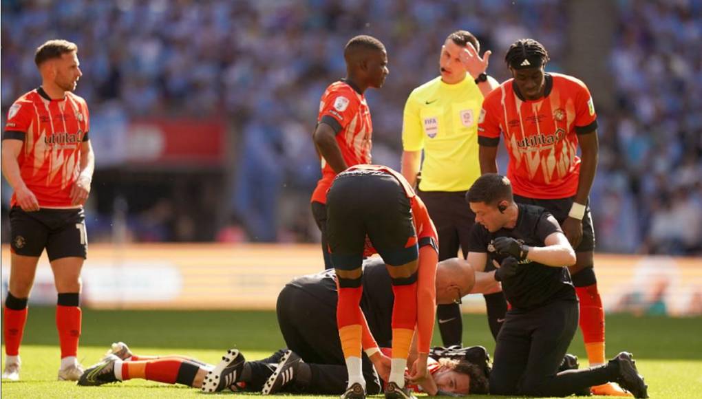 Lockyer ya tuvo un percance similar en mayo, cuando fue sustituido a los 12 minutos de la final del playoff de ascenso a la Premier ante el Coventry en la que el Luton logró ascender.