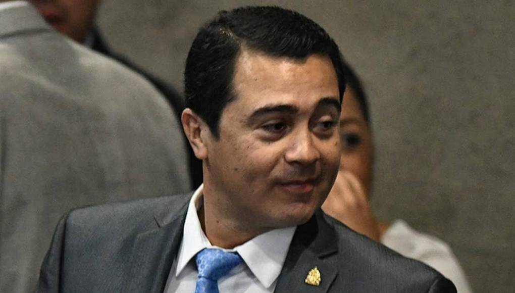 Romero: Negativo. Me di cuenta de que Tony Hernández era amigo de los traficantes. Le dije a JOH y él me dijo que le dijera a Tony que parara.