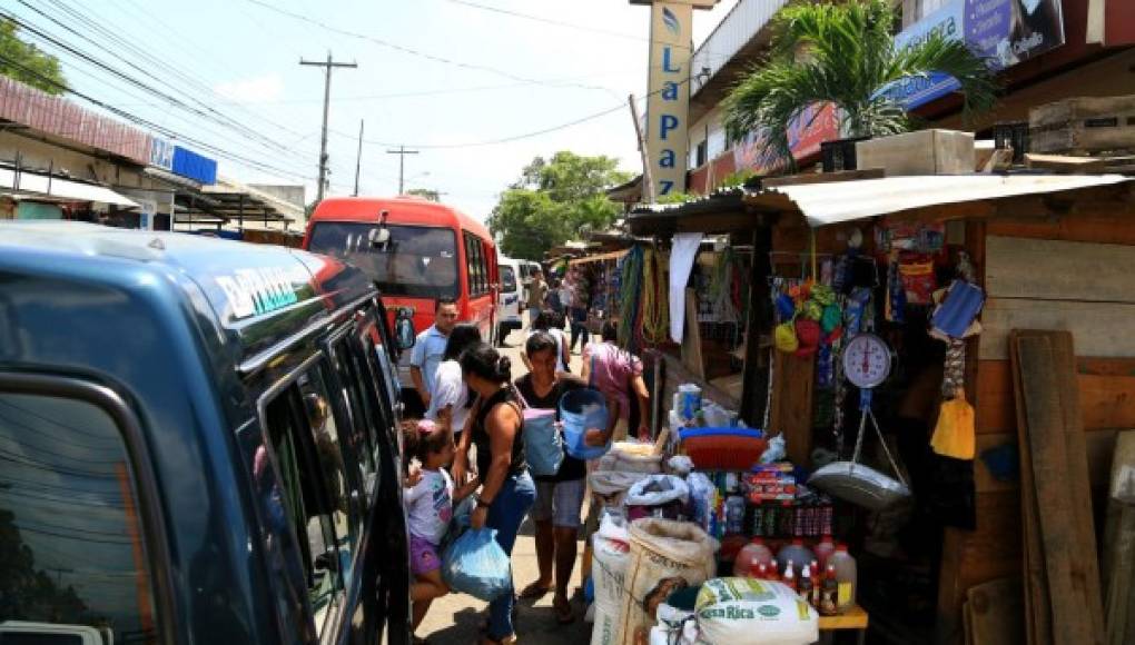 Paradas de buses en San Pedro Sula siguen tomadas por vendedores