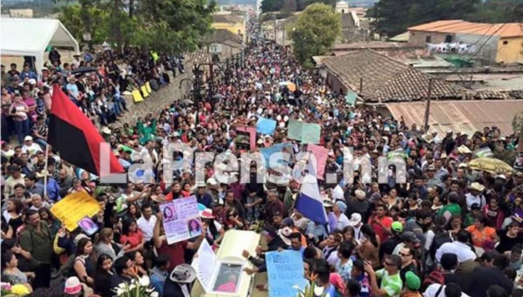 Multitud le dijo 'hasta siempre' a la líder lenca Berta Cáceres