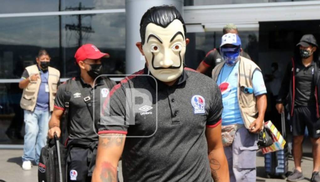 Olimpia volvió a Honduras en silencio tras escándalo de los dólares y con 'Patón' Mejía con una máscara de 'La Casa de Papel'