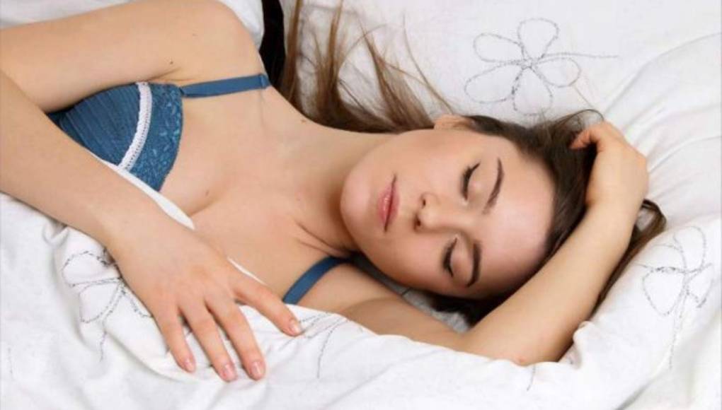 Domir con mucha luz produce aumento de peso