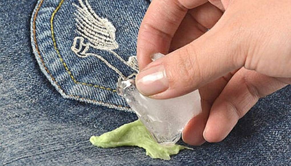 Cómo quitar el chicle de la ropa