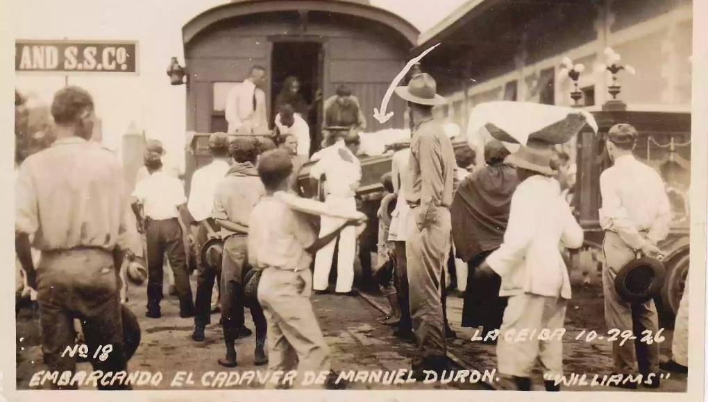 Momento cuando era subido el cadáver de un soldado que murió en el enfrentamiento con los presos, quienes robaron armamento del penal para escapar. 