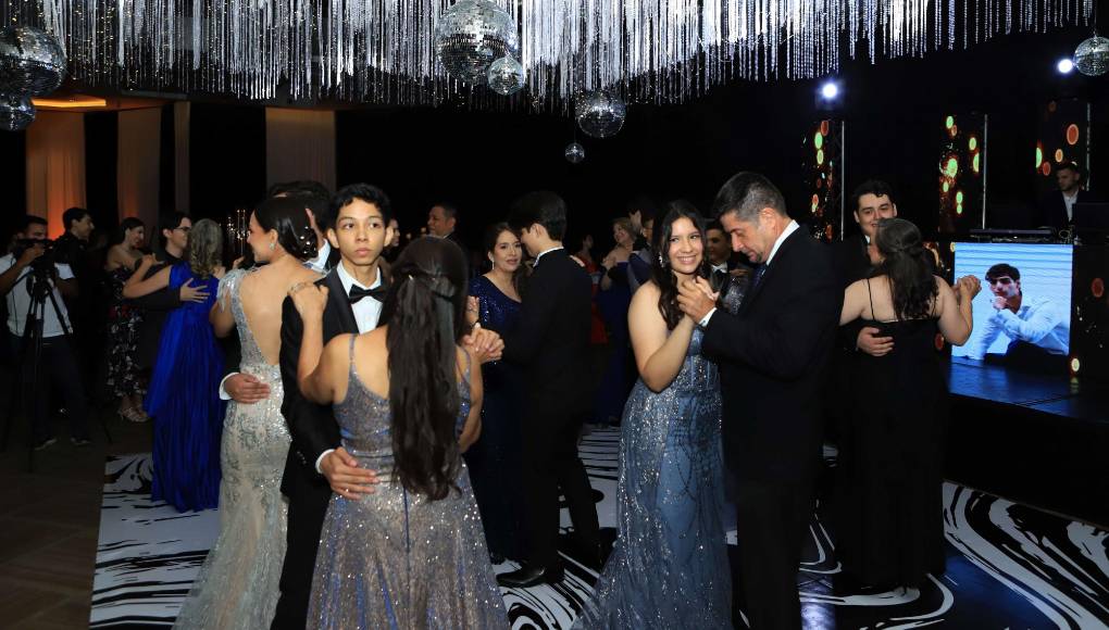 Los 24 alumnos de último año festejaron su título académico algunos días atrás, ahora, se dispusieron a compartir en su fiesta de graduación junto a sus padres y demás seres queridos en una emotiva reunión. El Centro de Convenciones del Hotel Copantl recibió a centenares de personas que disfrutaron hasta la madrugada de la comida, fotografías y música de Dj Bishop. 