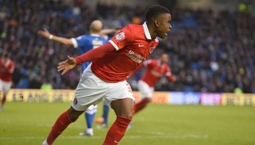 Ademola Lookman debutó en el fútbol profesional con la camiseta del Charlton Athletic de Inglaterra, equipo que lo reclutó siendo un niño.