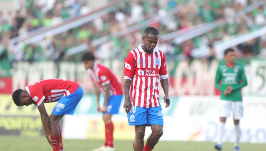 Los rostros tristes de los jugadores del Olimpia tras sufrir la segunda derrota consecutiva del Torneo Clausura 2024.