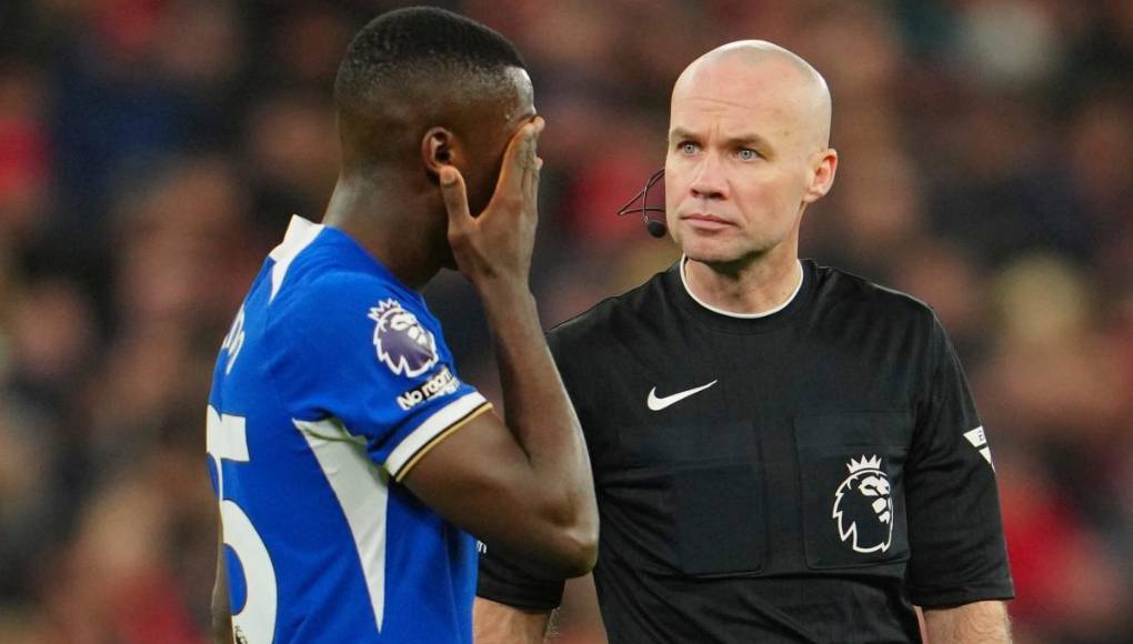 Además, un jugador será expulsado del partido si recibe dos tarjetas azules, o una azul y una amarilla (y viceversa).