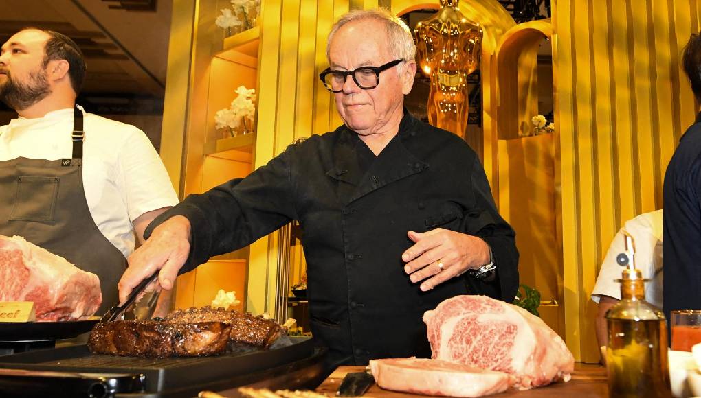 La paella y el jamón ibérico fungirán como los dignos representantes de España en la Governors Ball, la fiesta posterior a los Óscar, en donde al menos 1600 invitados degustarán del menú comandado por el chef de origen austriaco Wolfgang Puck. Puck, que lleva 30 años sirviendo el menú posterior a los galardones, presentó el menú que degustaran en la fiesta celebrada este próximo domingo 10 de marzo de 2024. 
