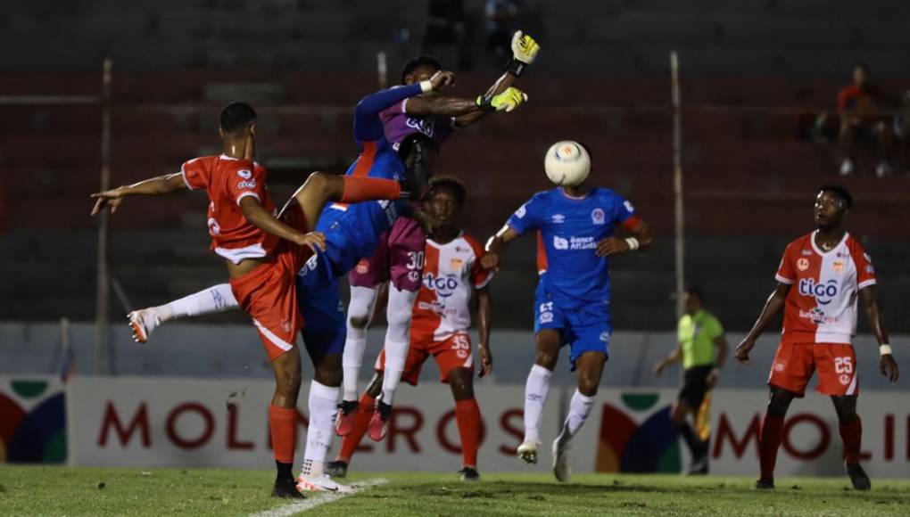 El portero del Vida, Amílcar Benguché, salió mal en esta jugada y José Mario Pinto aprovechó para marcar el tercer gol.