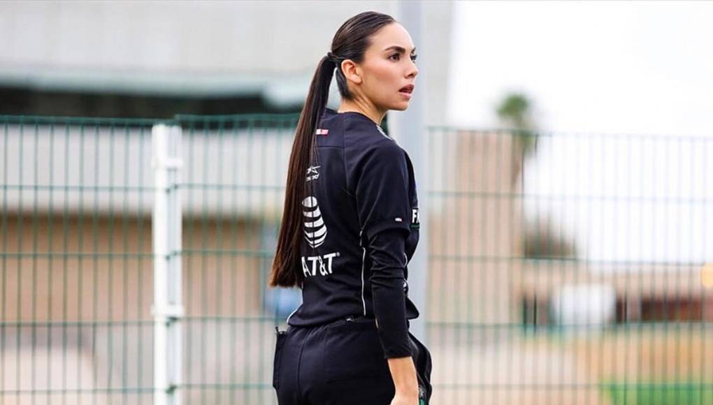 Selene Figueroa, nacida en Durango, México, está encantada con desempeñarse ahora como árbitro asistente.