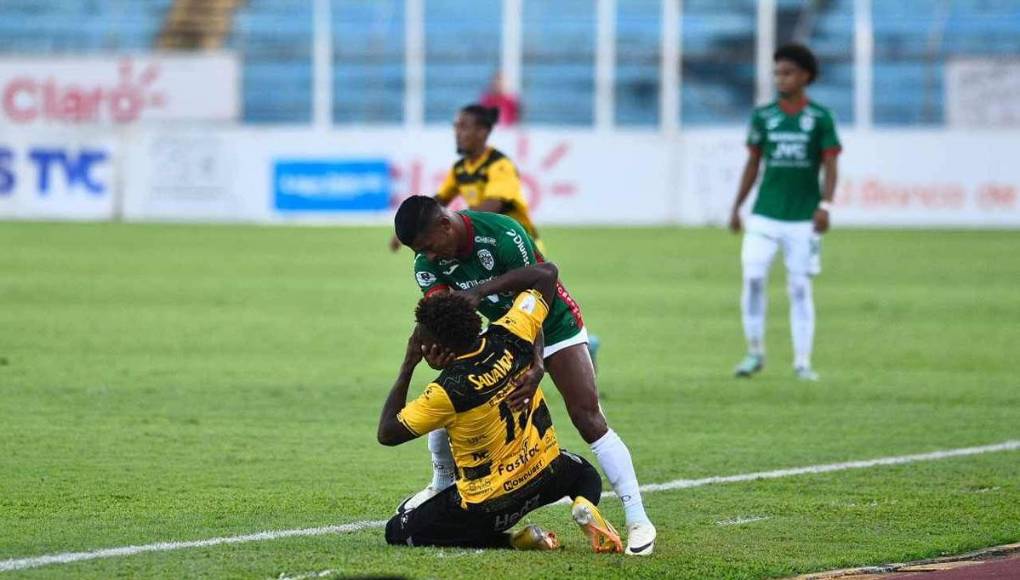 Iván ‘Chino‘ López ayudando a levantarse a Dixon Ramírez tras el golpe que le dio en el rostro. Saíd Martínez le perdonó la tarjeta roja.