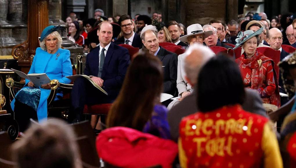 Debido a ello, la reina Camilla, el príncipe William, los duques de Edinburgh y la princesa Anne, se hacen mas visibles para rellenar el vacío dejado por Carlos III y Kate.