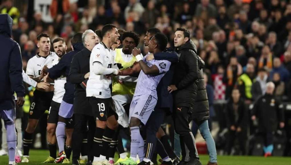 Vinicius se encaró con jugadores y miembros del staff técnico del Valencia.