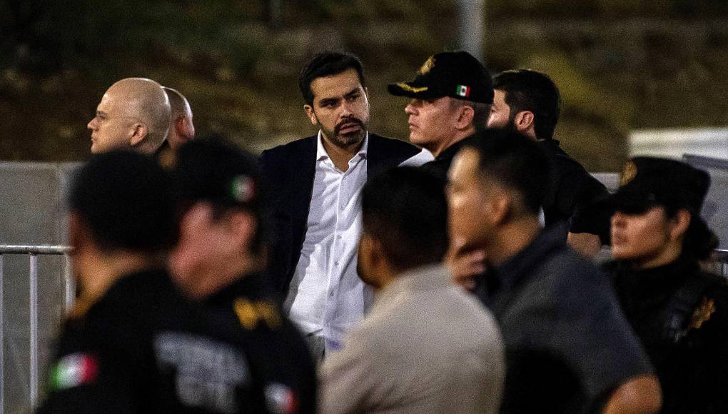 <b>Álvarez Máynez (camisa blanca)</b>, de 38 años y tercero en la intención de voto de cara a las elecciones del 2 de junio, y sus acompañantes lograron ponerse a salvo tras correr velozmente.