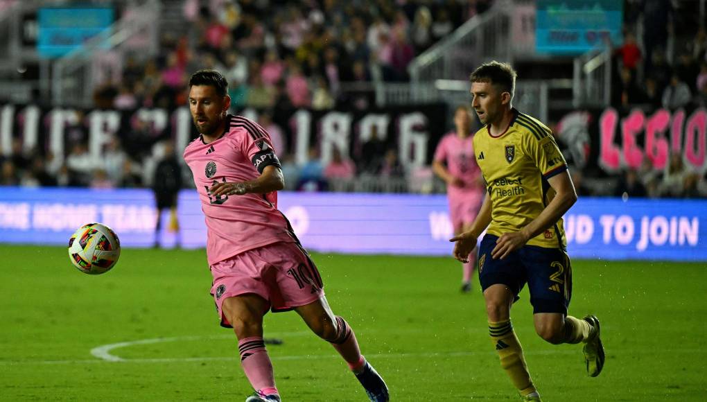 El Inter se adueñó rápidamente del partido, desactivando con su presión alta a un rival inofensivo, incapaz de conservar la pelota. Con el balón, los locales trataban de ser verticales, de encontrar cuanto antes a su trío de ataque: Taylor, Luis Suárez y <b>Messi</b>.