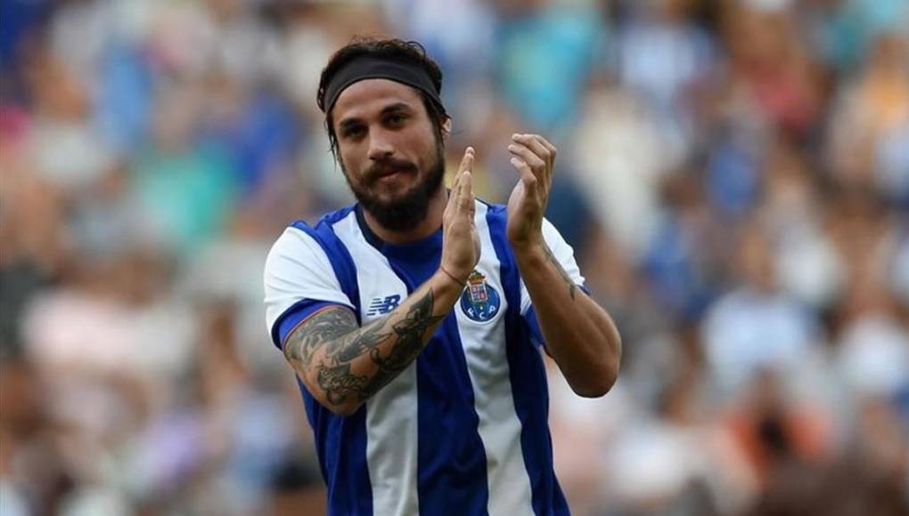 En 2016 retornó al Xeneize pero no fue lo mismo. Estaba lesionado y jugó en cuentagotas, ya con Guillermo Barros Schelotto en la dirección técnica, con quien no tuvo la mejor relación. El DT decidió echarlo después de verlo fumar en el vestuario, tras un partido.