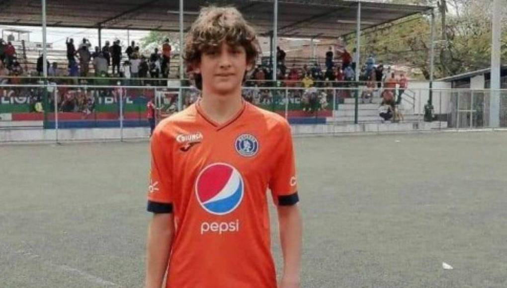 El hijo mayor del entrenador de las águilas, Thiago Vazquez, comenzó a dar sus pininos en las reservas del Motagua y lo hacía de portero, pero decidió incursionar en el mundo de los videojuegos.