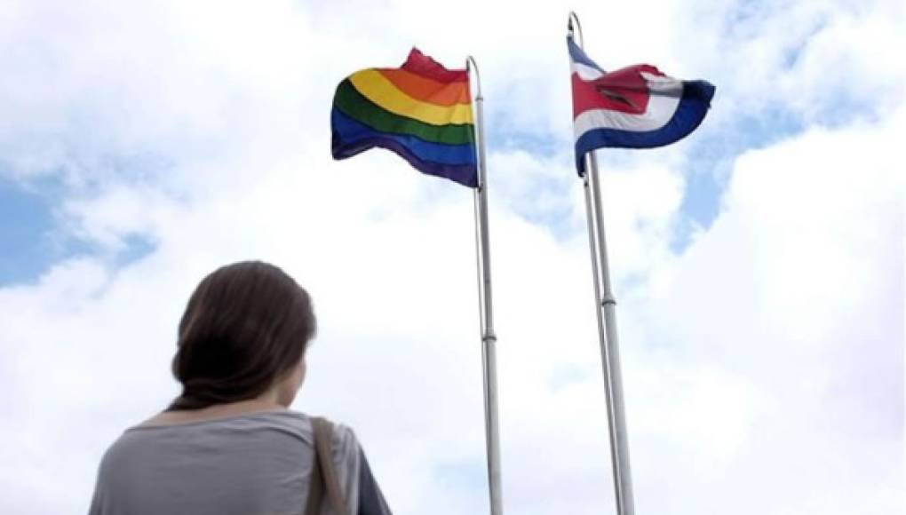 América celebra el Día contra la Homofobia con besos y demandas por la igualdad