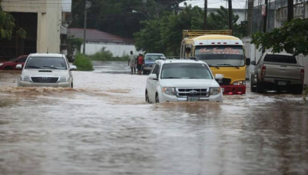 Lluvias dejan inundadas varias calles y avenidas de La Ceiba