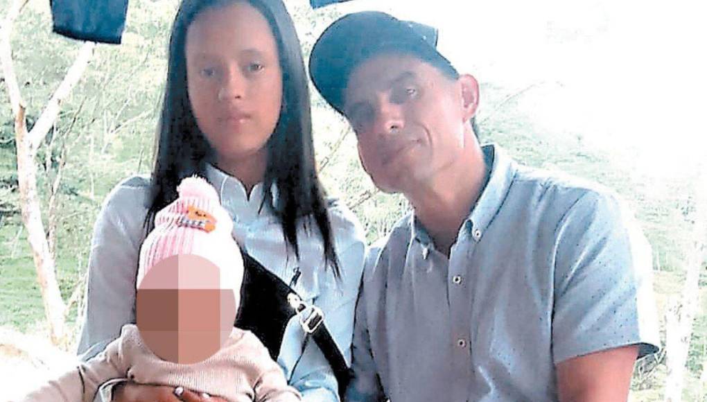 En un estado de enardecimiento, inducido por drogas, un hombre desató una serie de disparos que acabaron con la vida de su suegra y, horas después, con la de su compañera de hogar, una adolescente de 15 años, dejando herida a su hija de seis meses. El trágico suceso fue en la aldea Dificultades, El Paraíso. La escalada de violencia comenzó con puñetazos en el rostro, y cuando la suegra llegó al lugar alertada por los reportes de sus nietos, el agresor extrajo su pistola y abrió fuego.