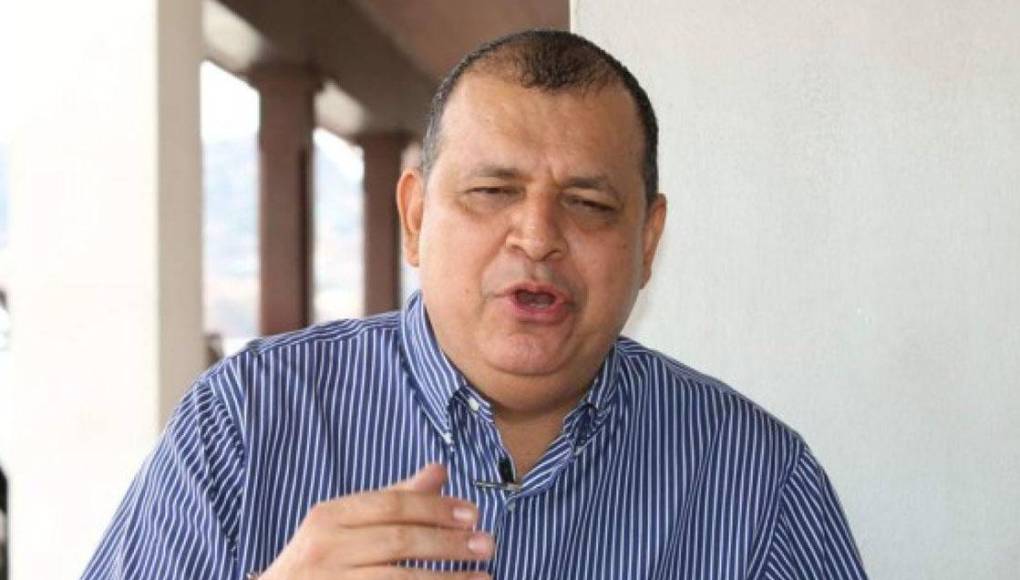 Orlando Ponce Morazán es una personalidad hondureña, reconocido por su destacada carrera en el periodismo deportivo y su incursión en la política.