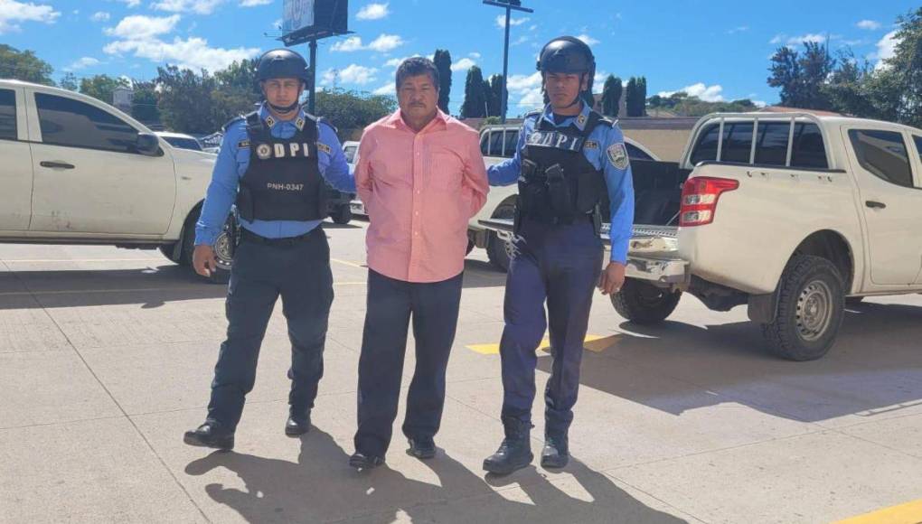 Un hombre de edad avanzada tomó la terrible decisión de acabar con la vida de la pareja de quien alguna vez fuera su compañera de vida. Hipólito Pavón, de 64 años, y fotógrafo de profesión, motivado por los celos al ver a su expareja con otro hombre, perpetró un brutal ataque a puñaladas contra Fausto Gabriel Irías Uclés en el barrio La Ronda, en la capital. El presunto homicida fue encontrado en posesión del arma del crimen, así como de un afilado cuchillo.