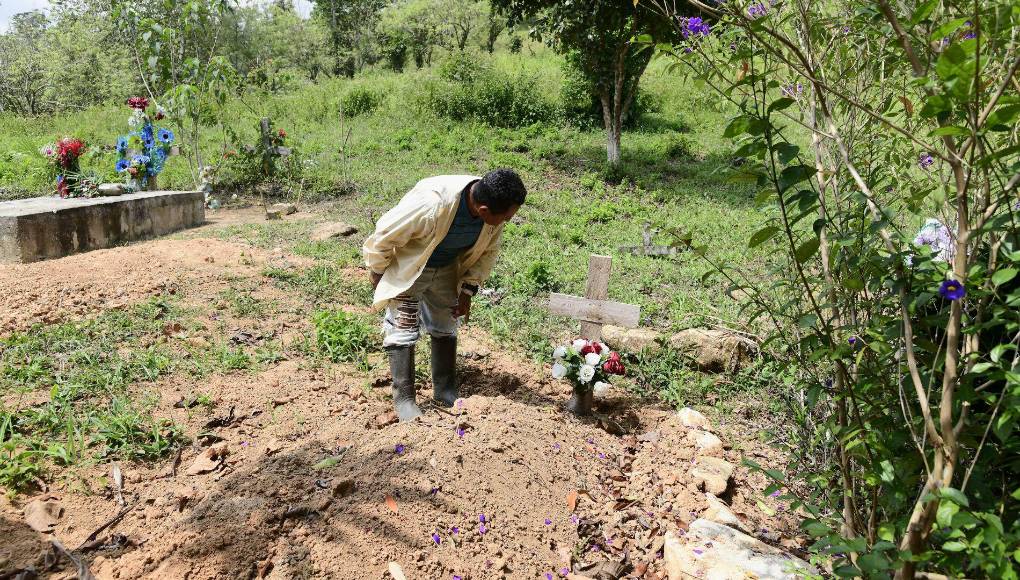 La familia Mendoza no se repone de la muerte de su ser amado. El hecho se produjo en la aldea La Ceibita, pero su cuerpo fue sepultado a tres kilómetros, en la comunidad de San Antonio de las Palmas.