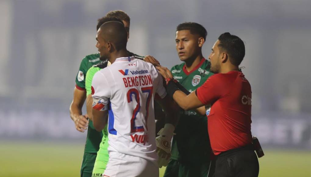 La bronca del portero panameño César Samudio con el delantero hondureño Jerry Bengtson.