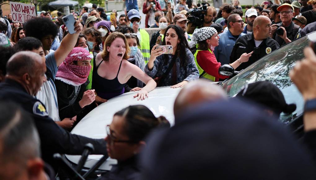 Incluso, el presidente de la Cámara de Representantes, el republicano Mike Johnson, dijo a los periodistas en el campus de Columbia el miércoles que el “virus del antisemitismo”.