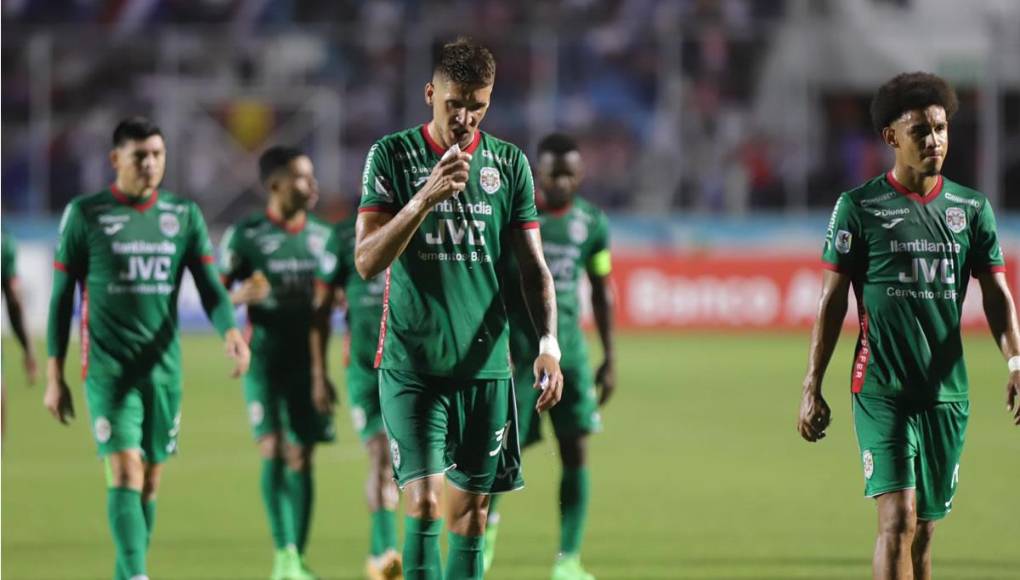 Los rostros tristes de los jugadores del Marathón por la derrota en la ida de la final contra el Olimpia.