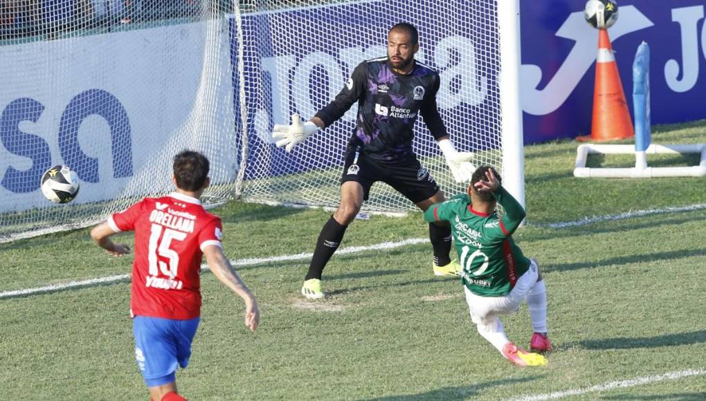 Damin Ramírez cerró el centro de Jeyson Contreras para vencer a Edrick Menjívar y hacer el 2-0.