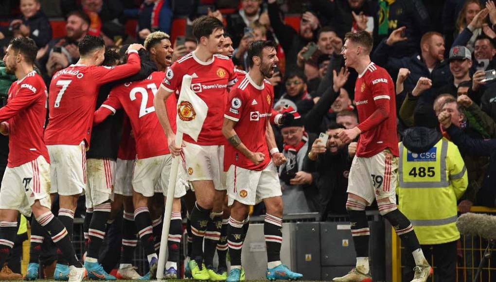 Manchester United logra triunfo in extremis y se mete en puestos de Champions