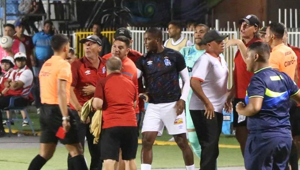 El árbitro José Valladares le mostró la tarjeta roja a Pedro Troglio y eso molestó al DT del Olimpia.