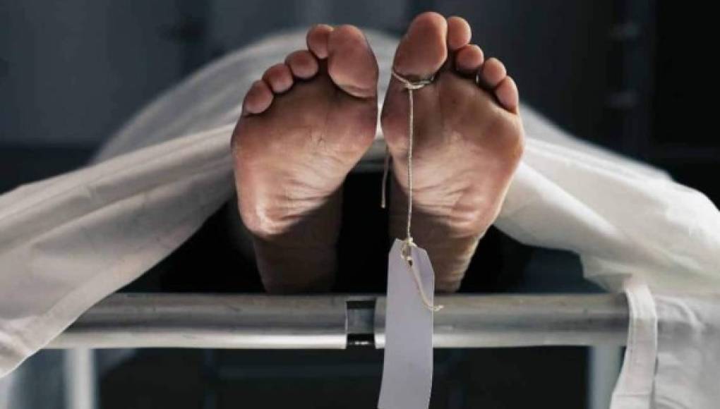 Un 'muerto' vuelve a la vida en la mesa de autopsias de una morgue en la India