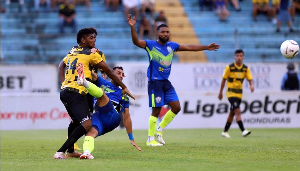 El penal que le cometió Anfronit Tatum a Fabricio Silva.