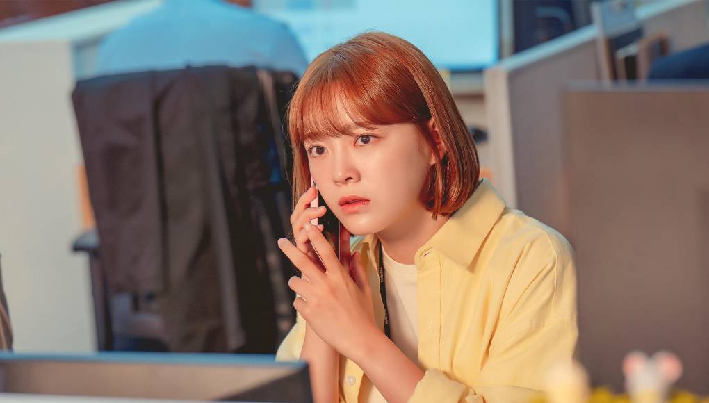 Después de “Business Proposal”, su protagonista femenina, Kim Se Jung fue la primera en regresar al trabajo con otra serie de comedia llamada “Today’s Webtoon”. La serie generó muchas expectativas, pero lamentablemente no tuvo el mismo éxito que la anterior. “Today’s Webtoon” es una adaptación del famoso manga japonés “Jūhan Shuttai!”.Kim Se Jeong asumió el papel de la protagonista femenina On Ma Eum, quien trabaja como editora de webtoon. A través de los muchos fragmentos de la vida de On Ma Eum, los espectadores pueden obtener una idea de las dificultades que enfrentan los artistas y editores de webtoon para crear las mejores obras