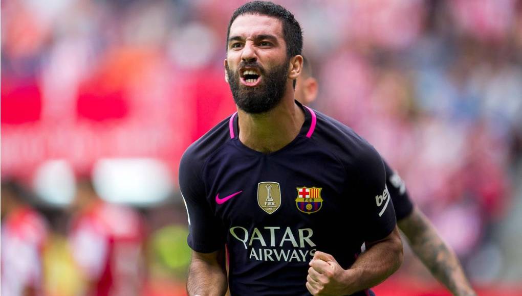 Arda Turan vive un insólito momento porque atraviesa una durísima crisis económica. Fue estafado por las inversiones que hizo siguiendo los consejos de Secil Erzan, director de la entidad bancaria Turquía Denizbank con sede en Estambul.