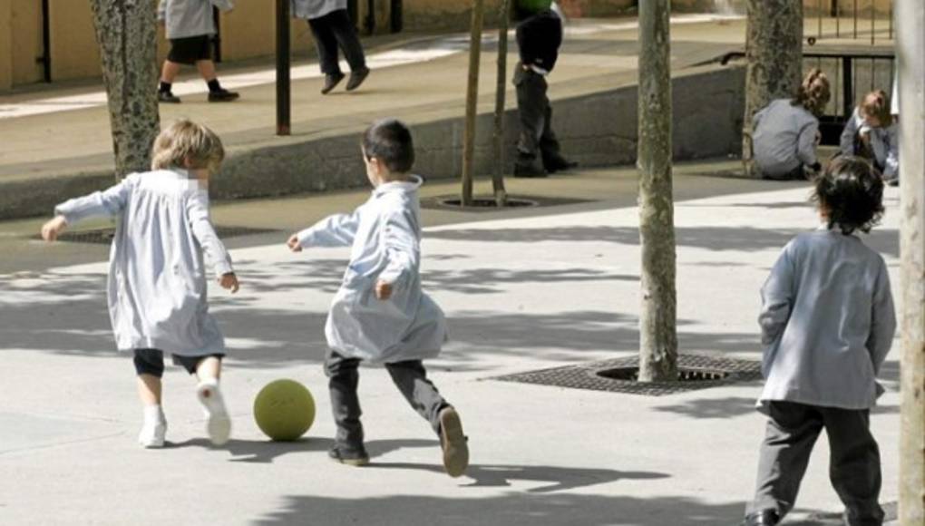 Los mejores amigos ayudan a los niños pobres a tener éxito  