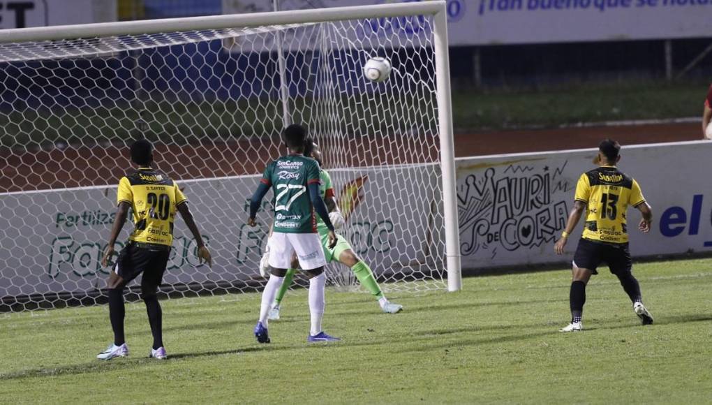 El disparo de Dixon Ramírez se desvió en Brayan Moya y terminó en el fondo del arco de Marathón.