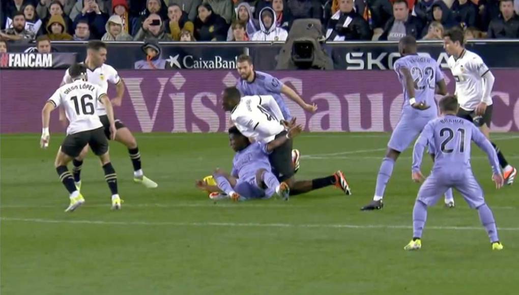 Aurélien Tchouaméni cayó de espaldas sobre la rodilla derecha de Mouctar Diakhaby y le provocó, sin querer, una terrible lesión.